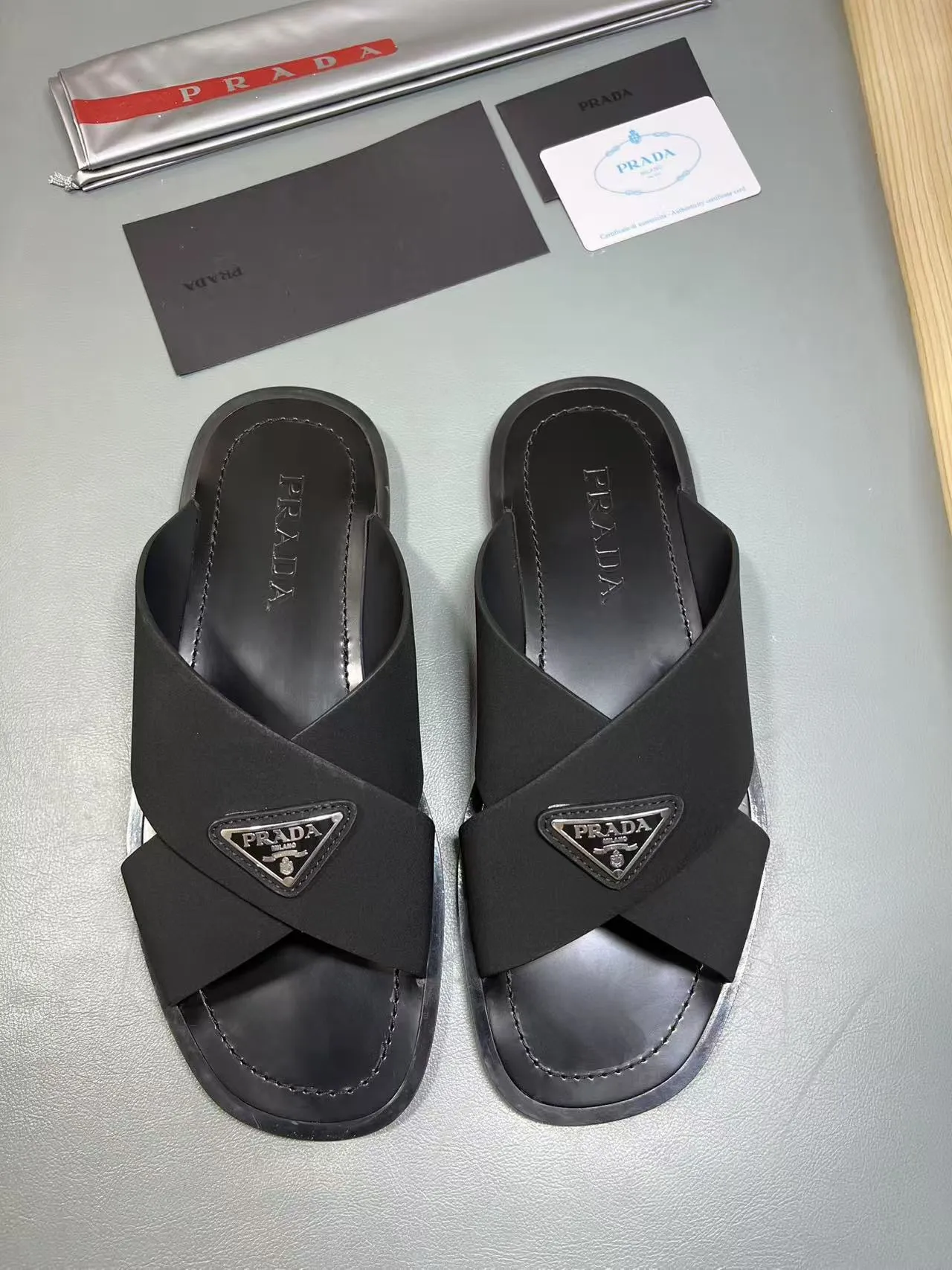 340💰PRADA Prada’s latest slippers are synchronized with the official website. This slipper is made of the brand’s unique and iconic Saffiano leather. The brand logo jumps out from the double straps, and the brand style is clearly visible. Cowhide gives men elegant charm and functional design, making it an ideal choice for vacation and leisure. Size:38-45